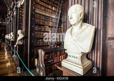 Skulptur von Edmund Burke, der langen Raum, Trinity College Library, Dublin, Irland Stockfoto