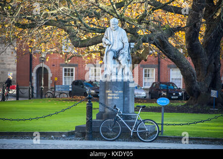 Statue von George Lachs, Propst 1888-1904, Trinity College Dublin Stockfoto