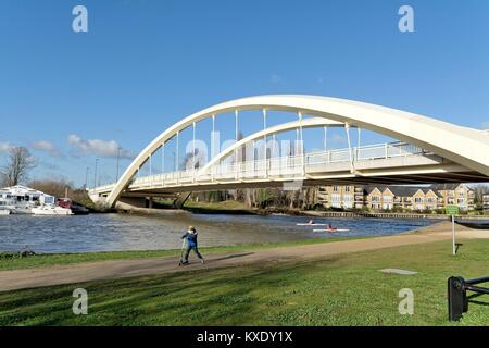 Die neue Walton Bridge Road überqueren der Themse an der Walton, Elmbridge, Surrey, England, Großbritannien Stockfoto