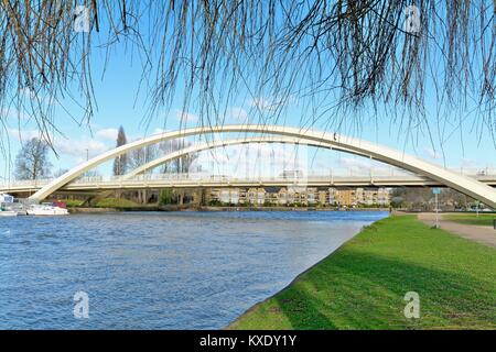 Die neue Walton Bridge Road überqueren der Themse an der Walton, Elmbridge, Surrey, England, Großbritannien Stockfoto