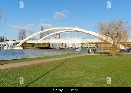 Die neue Walton Bridge Road überqueren der Themse an der Walton, Elmbridge, Surrey, England, Großbritannien Stockfoto