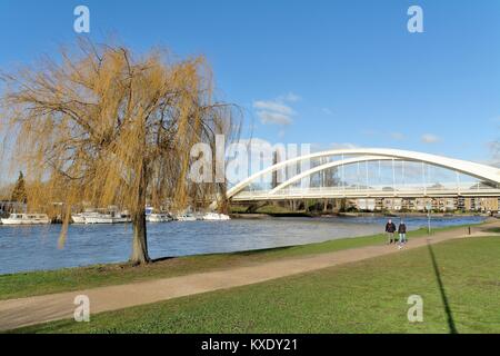 Die neue Walton Bridge Road überqueren der Themse an der Walton, Elmbridge, Surrey, England, Großbritannien Stockfoto