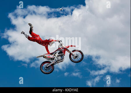 Professionelle Reiter im Rahmen der FMX (Freestyle Motocross) machen einen akrobatischen Sprung auf der Motorshow. Rostov-Show 2017. 28.05.2017, Rostow-am-Don, Russland Stockfoto