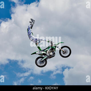 Professionelle Reiter im Rahmen der FMX (Freestyle Motocross) machen einen akrobatischen Sprung auf der Motorshow. Rostov-Show 2017. 28.05.2017, Rostow-am-Don, Russland Stockfoto