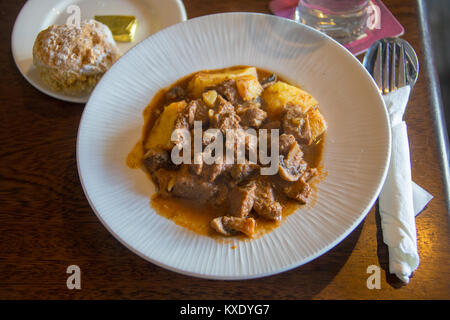 Rind & Guinness Stew, O'Dowd Seafood Bar und Restaurant, Roundstone, Connemara, Galway, Irland Stockfoto