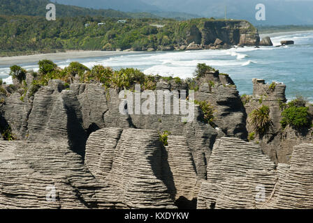 Punakaiki, Paparoa National Park. Im Vordergrund der "Pancake Rock'Formation mit Panoramablick auf das Meer und Razorback Punkt im Hintergrund. Atemberaubende und malerisch. Stockfoto