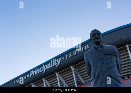 Millenium/Fürstentum Stadion Zeichen in Cardiff mit Statue des ehemaligen Welsh Rugby Union Präsident Tasker Watkins Stockfoto