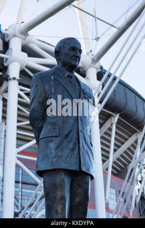 Ehemalige Welsh Rugby Union Präsident Tasker Watkins vor der Millenium/Fürstentum Stadium Cardiff Stockfoto