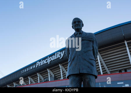 Millenium/Fürstentum Stadion Zeichen in Cardiff mit Statue des ehemaligen Welsh Rugby Union Präsident Tasker Watkins Stockfoto