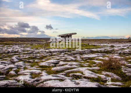 Poulnabrone Dolmen, alten Portal Grab, der Burren, Co. Clare, Irland Stockfoto