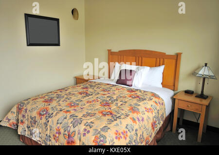 Single luxuriöse Bett im Hotelzimmer. Geeignet für Konzepte wie Reisen, Tourismus und Urlaub und Entspannung. Stockfoto