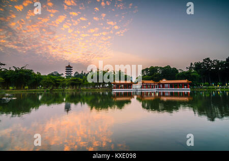 Schöne Dämmerung Stunde in Singapur Chinesischer Garten, einen öffentlichen Park in Jurong East, Singapur. Der Taiwan Architekt mit chinesischen Gartenbau Konzept entwickelt. Stockfoto