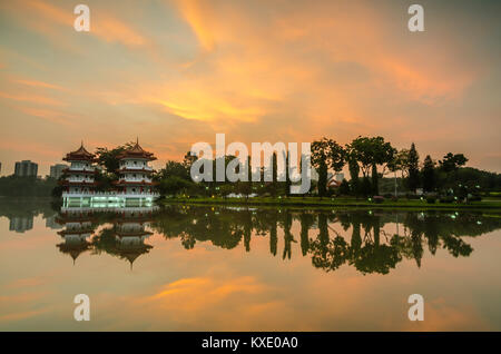 Schöne Dämmerung Stunde in Singapur Chinesischer Garten, einen öffentlichen Park in Jurong East, Singapur. Der Taiwan Architekt mit chinesischen Gartenbau Konzept entwickelt. Stockfoto