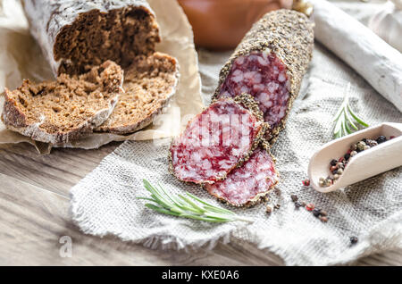 Scheiben der spanische Salami auf den Sack Stockfoto