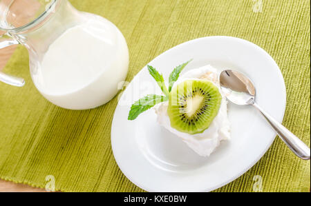 Pavlova Meringue mit Kiwis Schichten Stockfoto