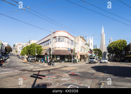 San Francisco, USA - 29. Juni 2017: Die North Beach Gegend, oder Little Italy, liegt zwischen den Financial District (Transamerica Pyramid skyscrap Stockfoto