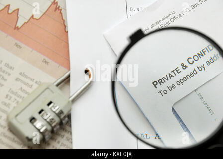 Nahaufnahme der Lupe auf sicherheitsrelevante Text auf Brief mit Verriegelung auf Dokumente im Hintergrund. Für den Schutz der Privatsphäre und die Vertraulichkeit, Sicherheit und Stockfoto