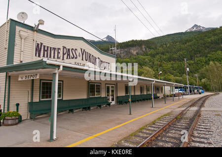 Historischer Bahnhof in Skagway, Alaska. Diese Bahn wurde während des Klondike Gold Rush erbaut und ist heute für touristische Ausflüge genutzt. Stockfoto