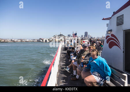 San Francisco, USA - Juli 1, 2017: Leute, ein Boot für einen Ausflug in die Bay Area in der Nähe der berühmten Pier 39, Fisherman's Wharf in San Francisco o Stockfoto