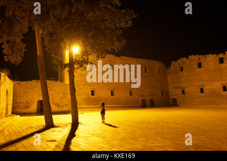 Die alte Stadtmauer von Famagusta in der Nacht mit einer Frau, die ein Foto von der Wand, Zypern Stockfoto