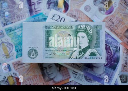 Britische £ 1 Pfund Banknote mit dem neuen Polymer Banknoten im Hintergrund Stockfoto