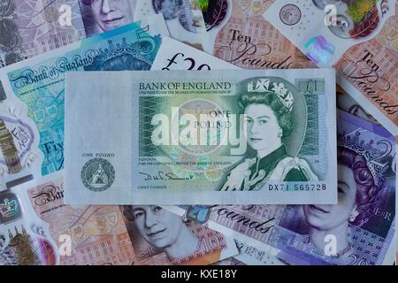 Britische £ 1 Pfund Banknote mit dem neuen Polymer Banknoten im Hintergrund Stockfoto