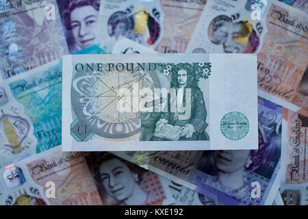 Britische £ 1 Pfund Banknote mit dem neuen Polymer Banknoten im Hintergrund Stockfoto