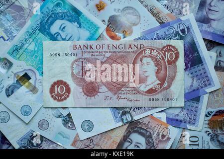 Bank von England 10 Schilling Banknote mit dem Polymer Banknoten im Hintergrund Stockfoto