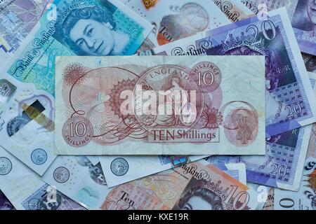 Bank von England 10 Schilling Banknote mit dem Polymer Banknoten im Hintergrund Stockfoto