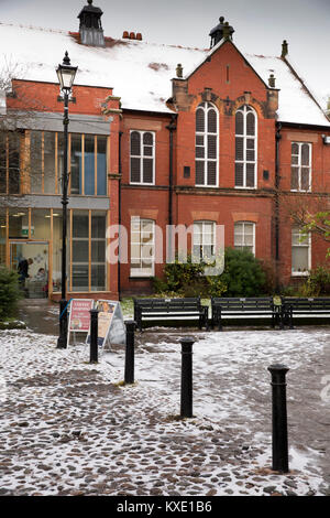 Großbritannien, England, Cheshire, Nantwich, Church Lane, Gemeindehaus, attraktiven Backsteinbau gegenüber der Kirche Stockfoto