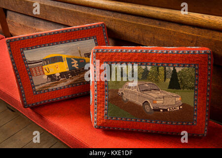Großbritannien, England, Cheshire, Crewe, der Kirche St. Mary, der lokalen Industrie Crewe Eisenbahn- und Rolls-Royce kniebänke Stockfoto