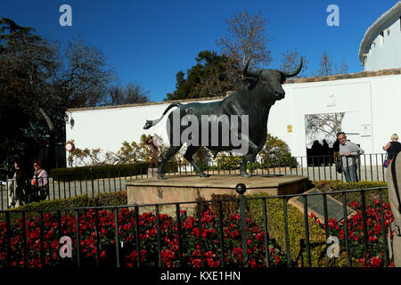 Statue außerhalb der 18 thC Plaza de Toros (Stierkampfarena), Ronda, Andalusien, Spanien Stockfoto