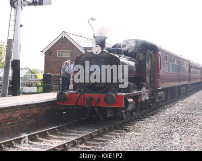 Lok warten an Ludborough Station auf dem Lincs Wolds Railway Stockfoto