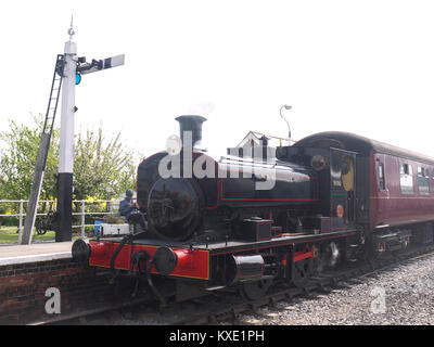 Steigen Sie an der Station auf dem Ludborough Lincs Wolds Railway warten Stockfoto