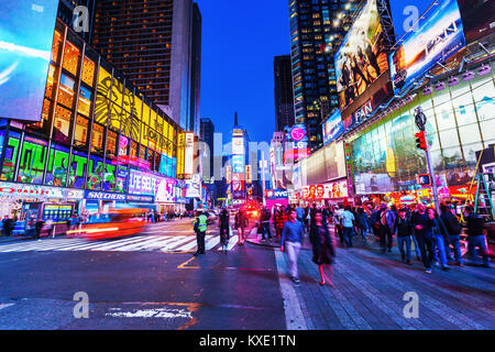 New York City, NY - Oktober 09, 2015: Times Square bei Nacht mit nicht identifizierten Personen. Es ist einer der weltweit verkehrsreichsten Kreuzungen für Fußgänger und ein m Stockfoto