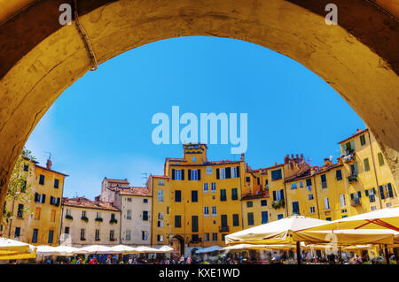 Lucca, Italien - 1. Juli 2016: Piazza del Anfiteatro mit unbekannten Menschen. Der Ring von Gebäuden rund um den Platz folgt der Form des die Stockfoto