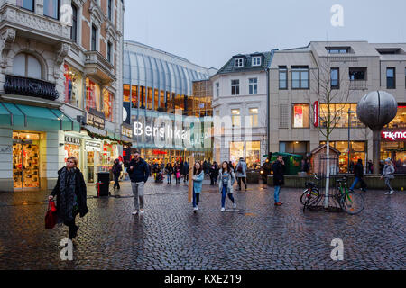 Aachen, Deutschland - Dezember 21, 2017: Aquis Plaza Mall in Aachen mit nicht identifizierten Personen in der Abenddämmerung. Es ist ein modernes Einkaufszentrum mit über 130 Retail sho Stockfoto