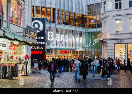 Aachen, Deutschland - Dezember 21, 2017: Aquis Plaza Mall in Aachen mit nicht identifizierten Personen in der Abenddämmerung. Es ist ein modernes Einkaufszentrum mit über 130 Retail sho Stockfoto
