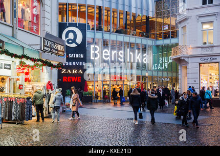 Aachen, Deutschland - Dezember 21, 2017: Aquis Plaza Mall in Aachen mit nicht identifizierten Personen in der Abenddämmerung. Es ist ein modernes Einkaufszentrum mit über 130 Retail sho Stockfoto