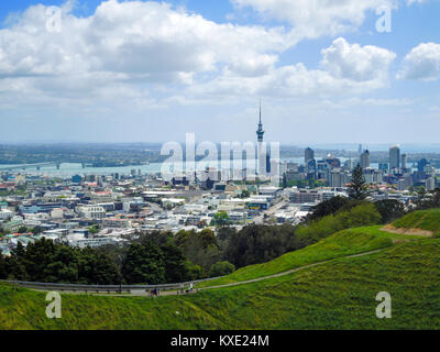 Mit Blick auf Auckland Sky Tower aus dem Vulkan, Vulkankrater, Mt Eden Domain, Neuseeland North Island. Stockfoto