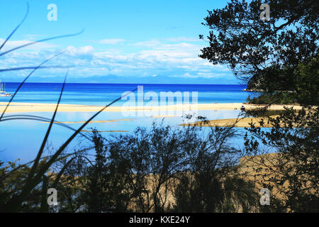 Unberührten tropischen blauen Wasser Sandstrand im Abel Tasman National Park Coast Track Stockfoto