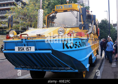 Blick auf die London Duck Tour Amphibienfahrzeug, South Bank, London Stockfoto