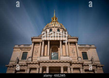 Blick auf den Dôme des Invalides, eine große Kirche mit der Grabstätte für unter anderem Napoleon Bonaparte, Paris, Frankreich Stockfoto