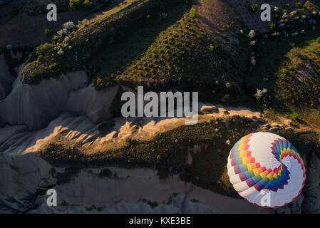 Im Heißluftballon von oben über die Landschaft Stockfoto