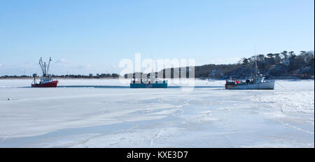 Fischerboote in Stufe Hafen vor Anker und wartet auf ein Tauwetter. Chatham, Massachusetts, Cape Cod, USA Stockfoto