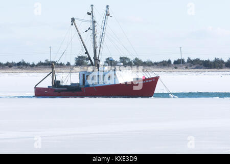 Eine kommerzielle Fischerboot wartet auf einen Januar Tauwetter in Stage Harbor, Chatham, Massachusetts, Cape Cod, USA Stockfoto