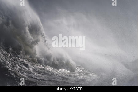 Riesige Wellen aus Zurückprallen der Hafenmauer in Newhaven, Sussex, während eines Sturms Stockfoto