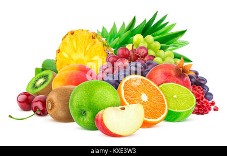 Haufen von verschiedenen Früchten und Beeren auf weißem Hintergrund Stockfoto