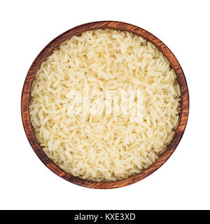 Parboiled Reis in eine hölzerne Schüssel auf einem weißen Hintergrund. Ansicht von oben Stockfoto
