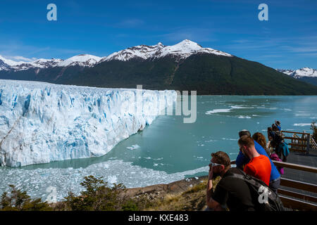 Blick auf den Perito Moreno Gletscher, Nationalpark Los Glaciares, in der Nähe von El Calafate, Provinz Santa Cruz, Argentinien. Stockfoto